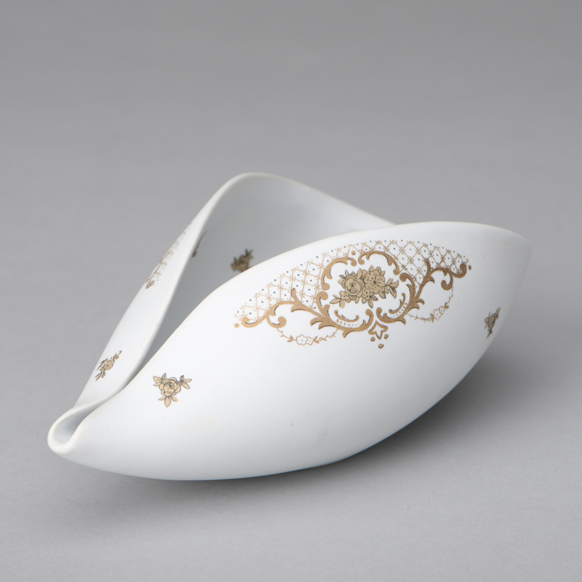 "Veckla" Bowl(#246) with gilt pattern